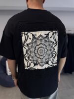 ÇIÇEK NAKIŞLI SIYAH TIŞÖRT