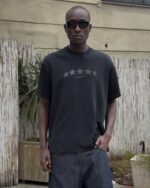 YILDIZ PARLAK BASKI YIKAMALI SIYAH TSHIRT
